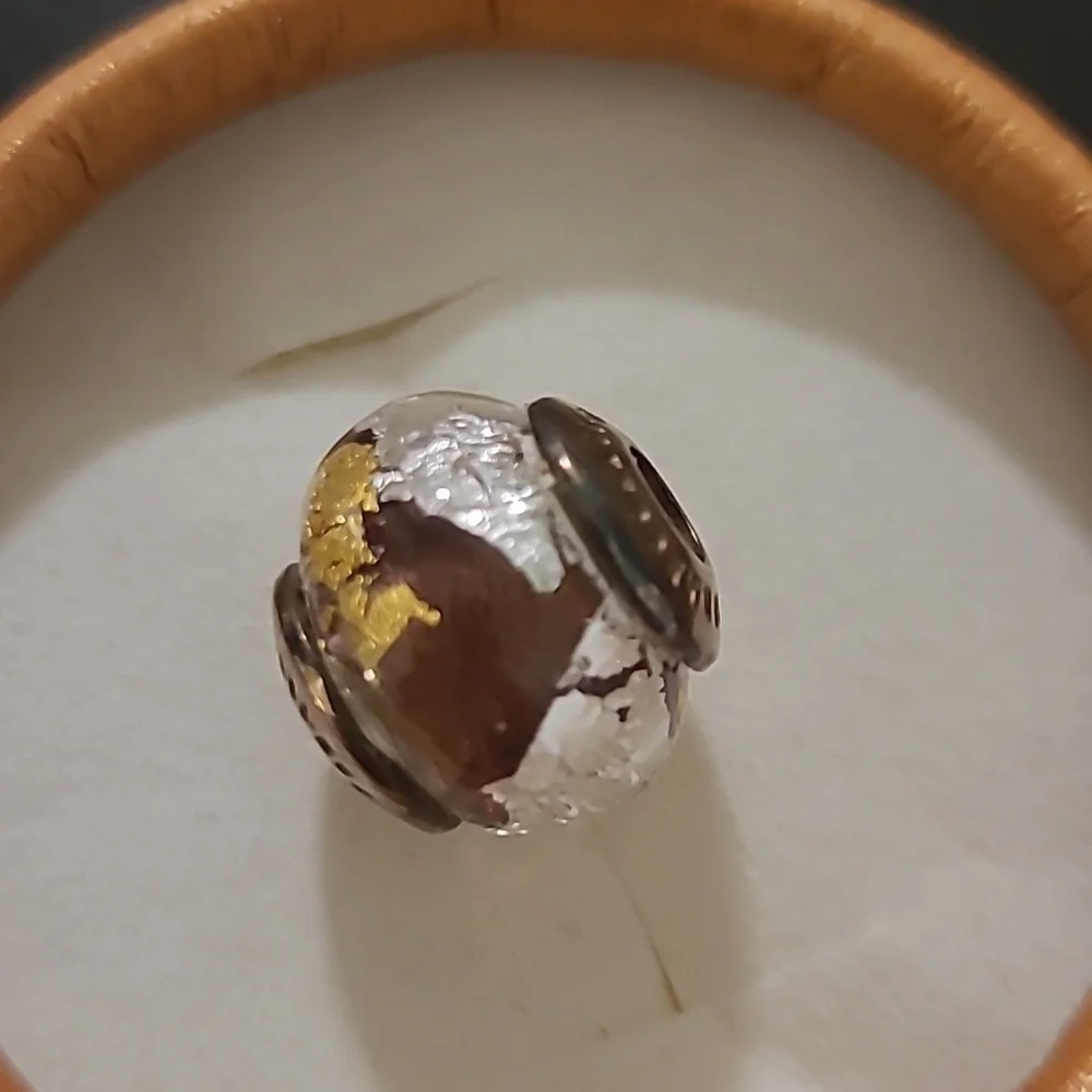 Charm with yellow and silver design - Picture 3 of 4
